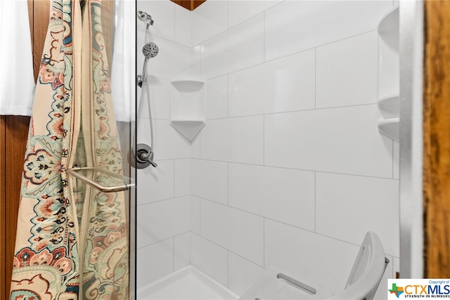 bathroom featuring a tile shower