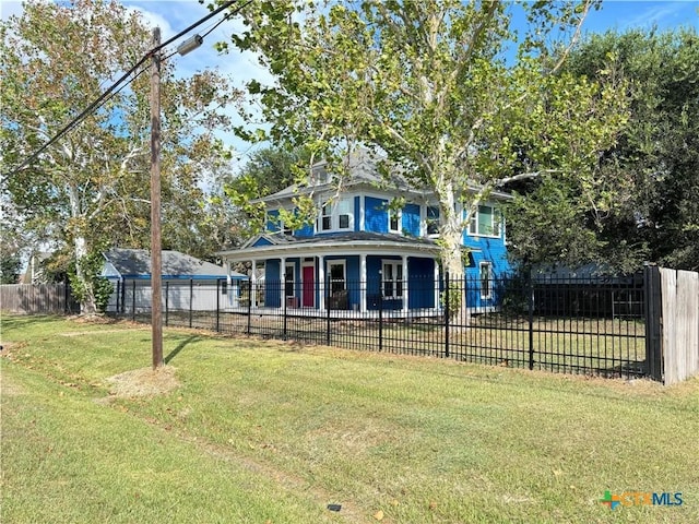 view of front of house featuring a front lawn