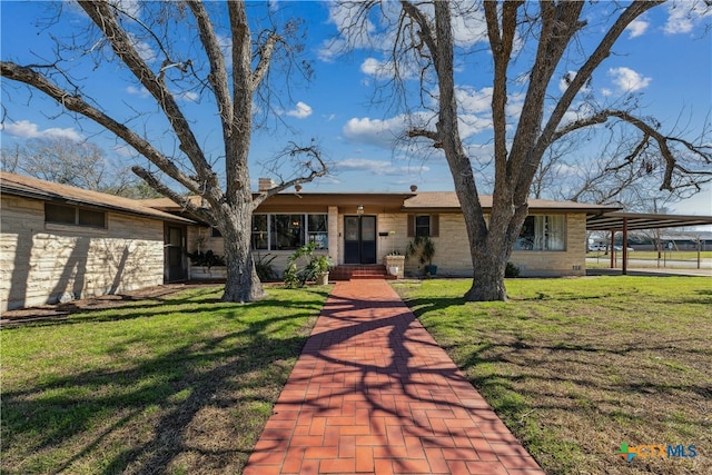 ranch-style home featuring a front lawn and a carport