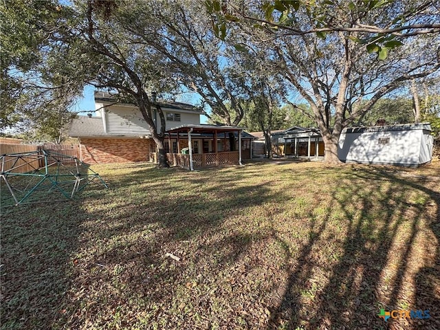 view of yard featuring a storage shed