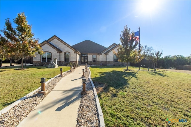 ranch-style home featuring a front lawn