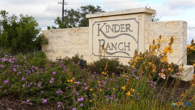 view of community / neighborhood sign