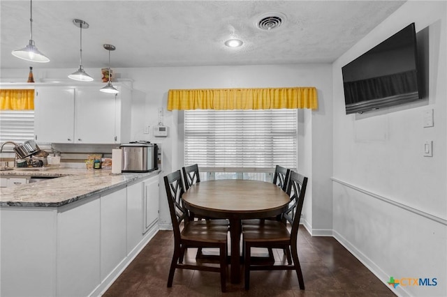 dining area featuring visible vents and baseboards