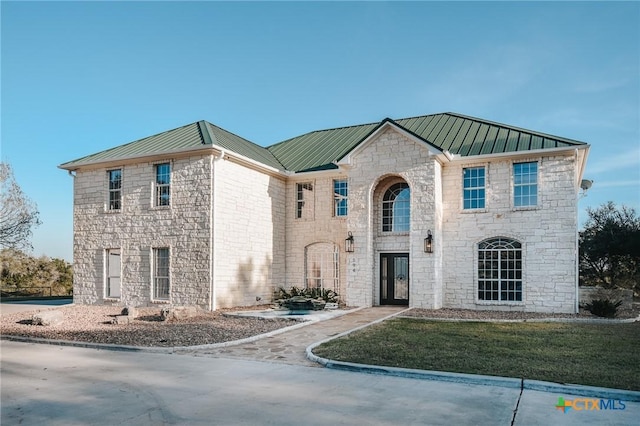 view of front of property featuring a front lawn