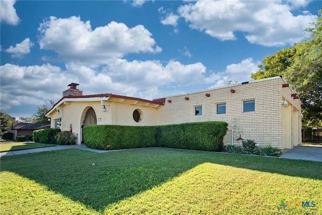 view of front of property featuring a front yard