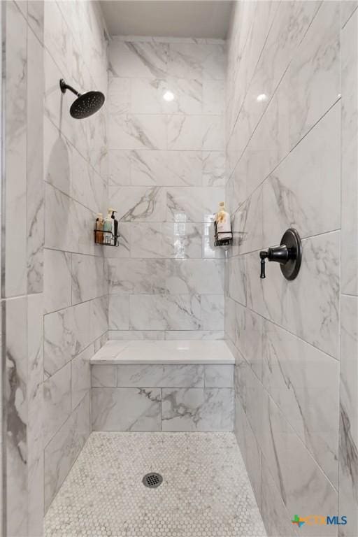 bathroom featuring tiled shower