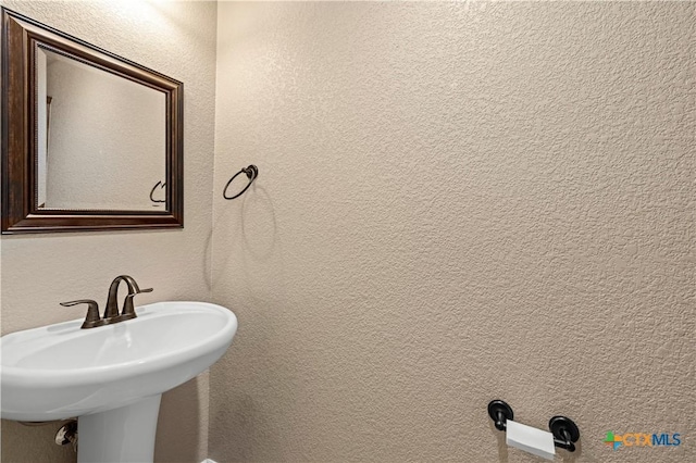 1722 Shadow Canyon Dr, Temple, TX 76502 - bathroom featuring a textured wall and a sink