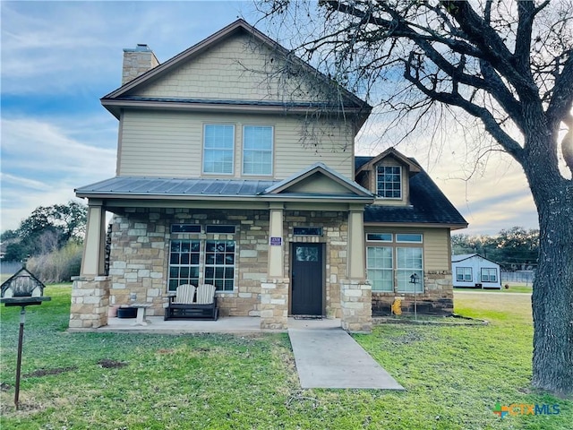 view of front of home featuring a porch and a front lawn