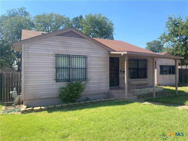 view of front of home with a front lawn