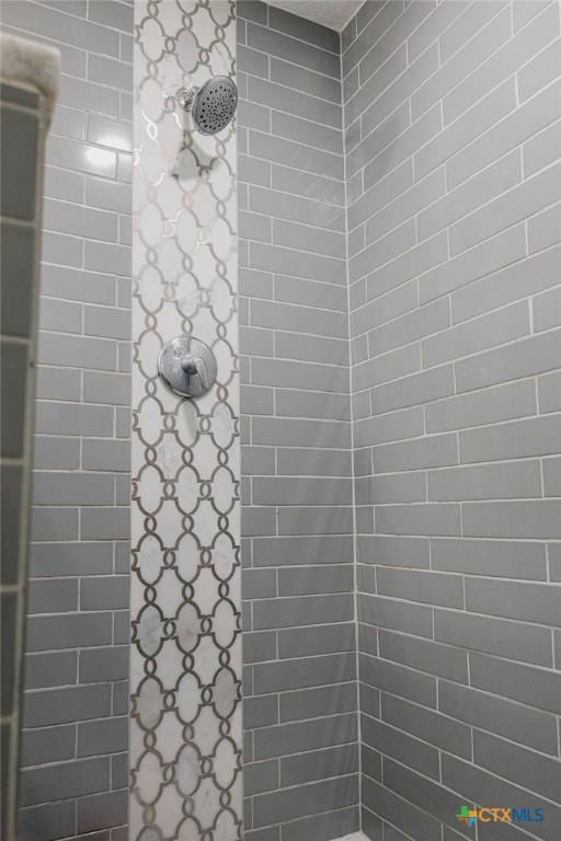 full bathroom featuring a tile shower