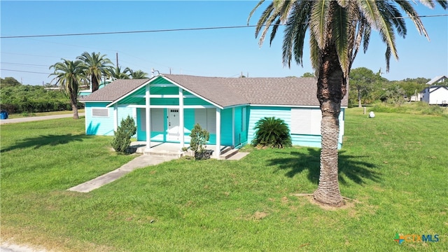 view of front facade featuring a front lawn