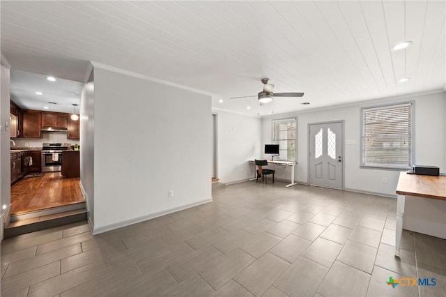 foyer with baseboards, ornamental molding, a ceiling fan, and recessed lighting