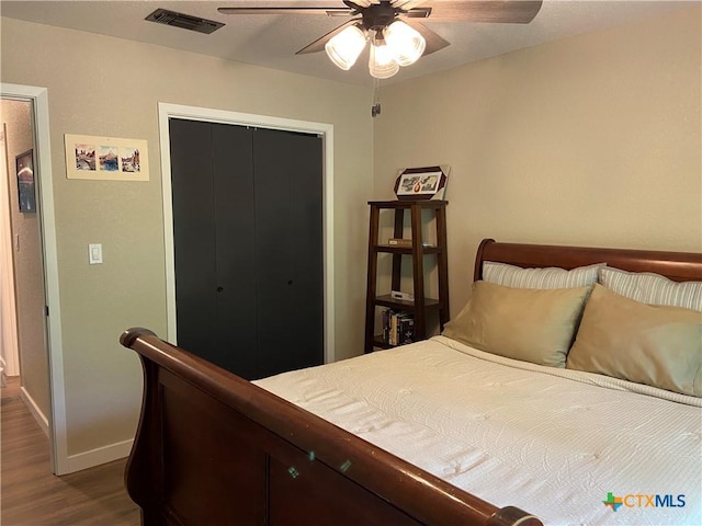 326 Riverview Rd, Mcqueeney, TX 78123 - bedroom with dark wood-style floors, baseboards, a closet, and a ceiling fan