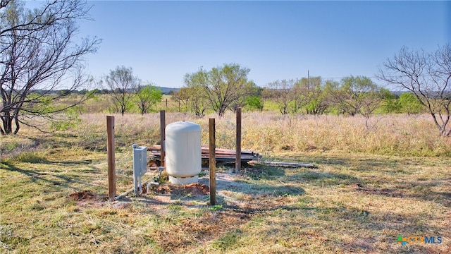 view of yard featuring a rural view