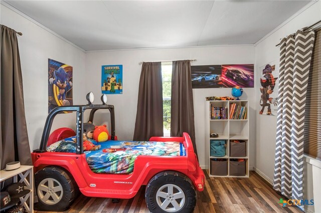 921 S Laurel Ave, Luling, TX 78648 - bedroom with wood finished floors and crown molding
