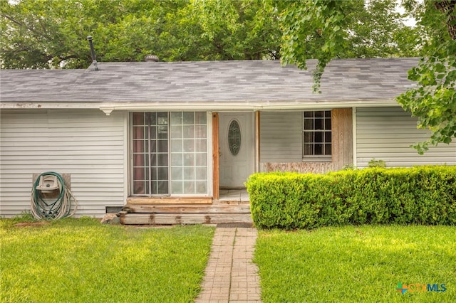 921 S Laurel Ave, Luling, TX 78648 - view of front of home with a front lawn and a shingled roof
