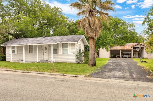 921 S Laurel Ave, Luling, TX 78648 - view of front of home with driveway, a front lawn, and an outbuilding