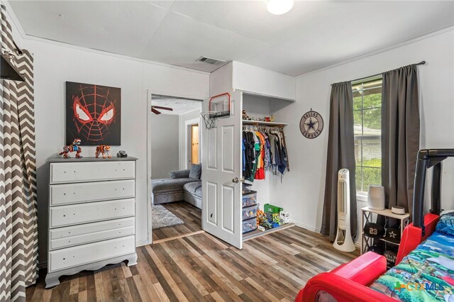 921 S Laurel Ave, Luling, TX 78648 - bedroom with wood finished floors and a closet