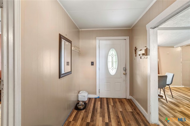 921 S Laurel Ave, Luling, TX 78648 - foyer with wood finished floors and crown molding