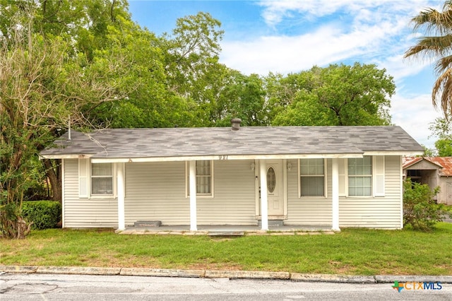 921 S Laurel Ave, Luling, TX 78648 - view of front facade featuring covered porch, a front lawn, and a shingled roof