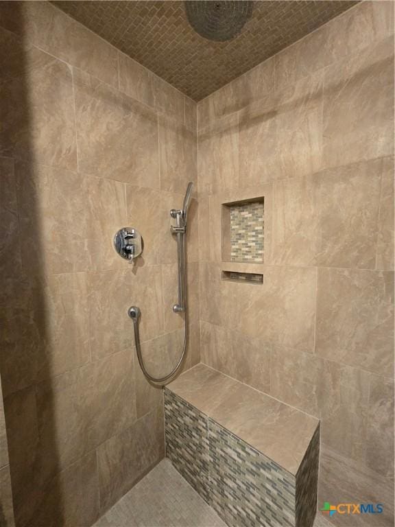 bathroom featuring a tile shower