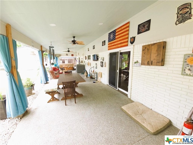 sunroom with ceiling fan