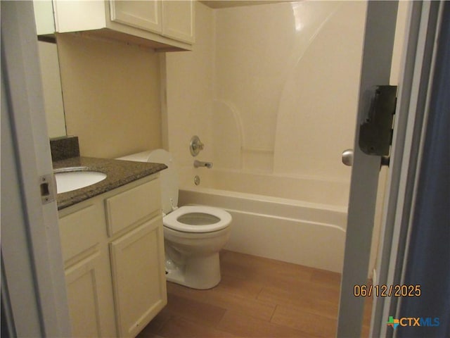 1109 E E Avenue M, Belton, TX 76513 - bathroom with vanity, tub / shower combination, and wood finished floors