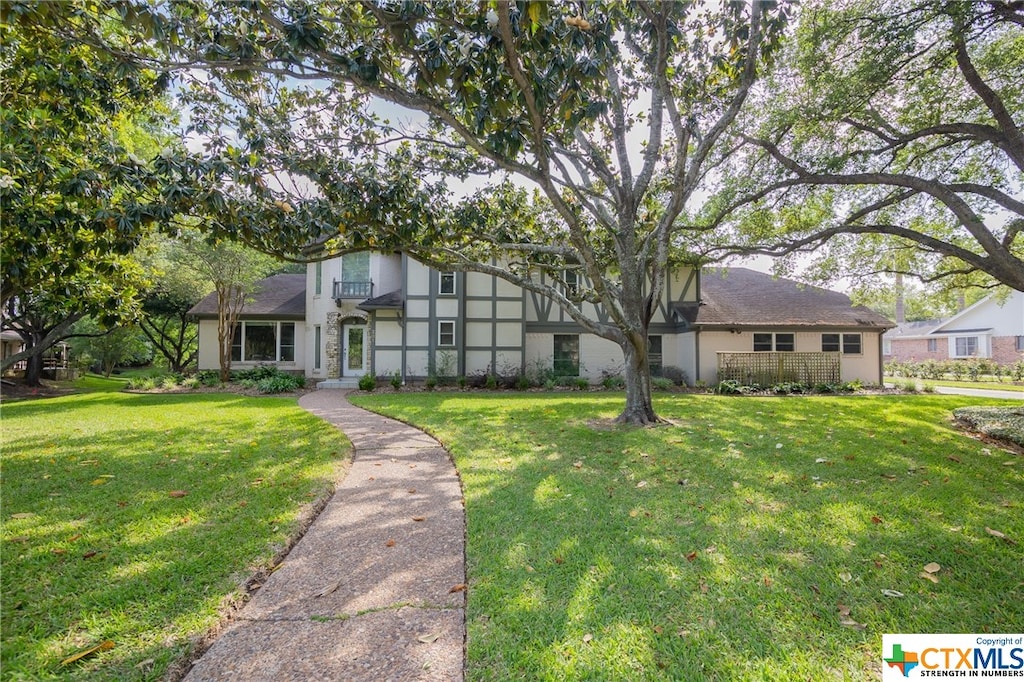 view of front of property featuring a front yard