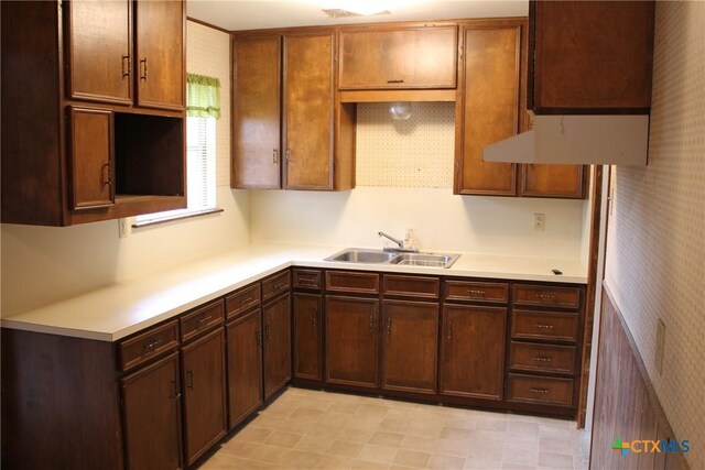 1610 Bexar Ave, Victoria, TX 77901 - kitchen featuring wallpapered walls and light countertops