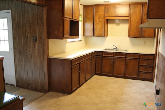 1610 Bexar Ave, Victoria, TX 77901 - kitchen with light countertops and light flooring