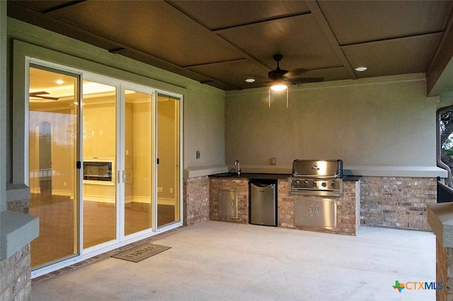 view of patio / terrace featuring ceiling fan, an outdoor kitchen, and area for grilling