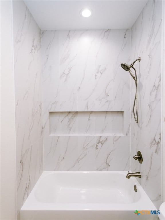 bathroom featuring tiled shower / bath combo