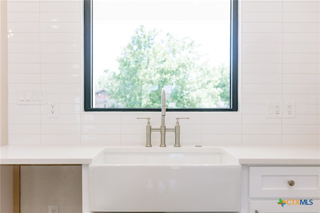 bathroom featuring tasteful backsplash and sink