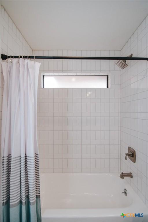 505 Bramble Bush Ln, Victoria, TX 77904 - full bath featuring shower / tub combo