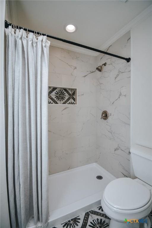 505 Bramble Bush Ln, Victoria, TX 77904 - bathroom with a shower with curtain, ornamental molding, and recessed lighting