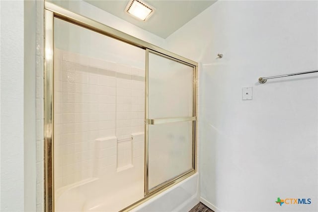 bathroom with enclosed tub / shower combo