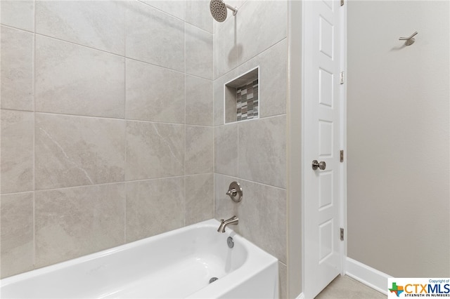 bathroom featuring tiled shower / bath combo