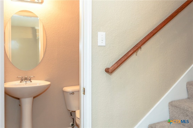 bathroom featuring toilet and sink