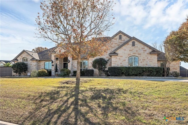 ranch-style home featuring a front lawn