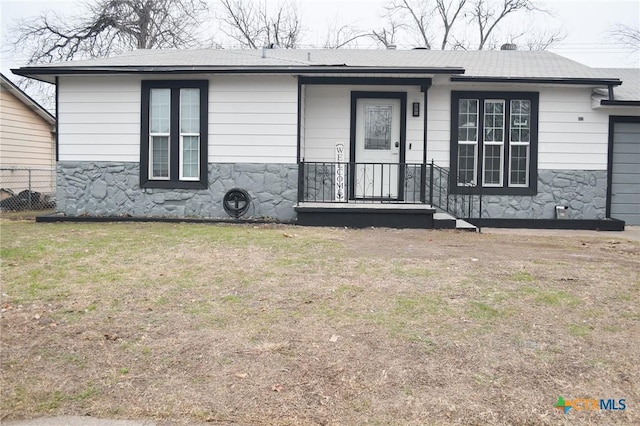 view of front of property with a front yard