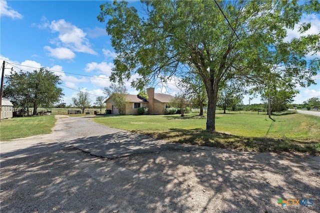 view of front of property featuring a front yard