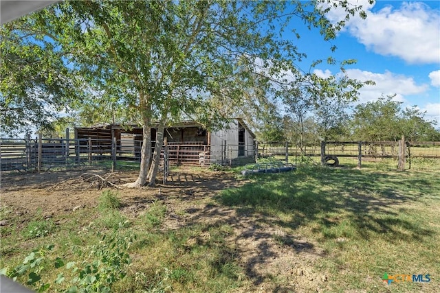 view of yard featuring an outdoor structure