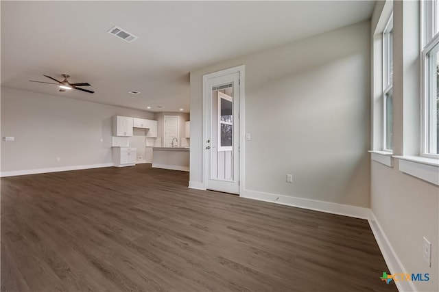 unfurnished living room featuring visible vents, a ceiling fan, dark wood-style floors, recessed lighting, and baseboards