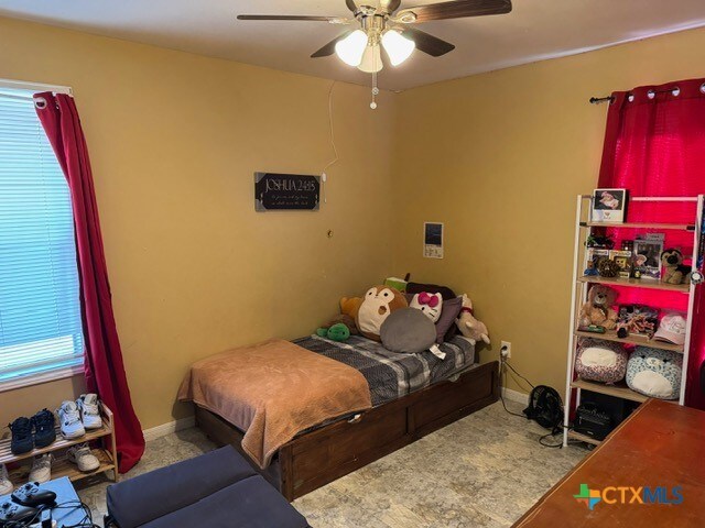 bedroom with ceiling fan