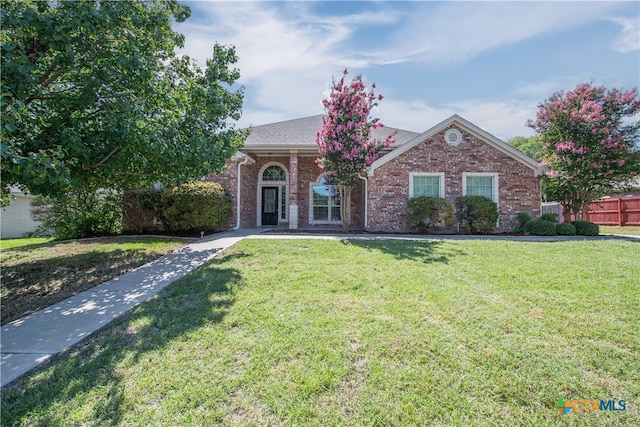 view of front of property featuring a front lawn