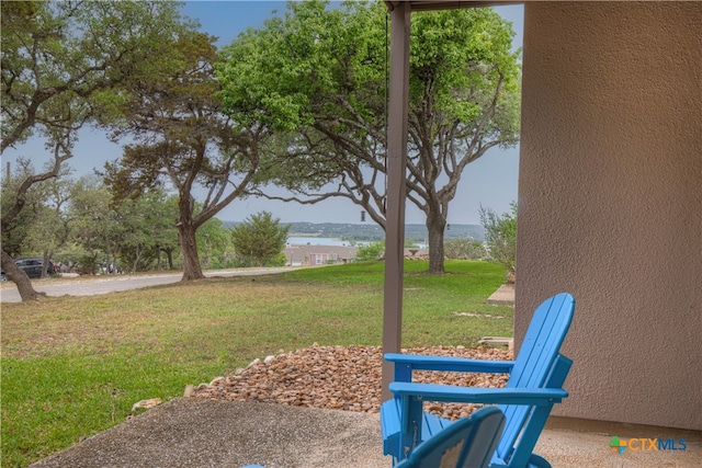 view of yard featuring a water view