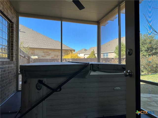 sunroom with ceiling fan