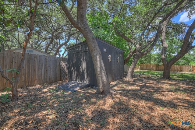 view of yard featuring a storage shed