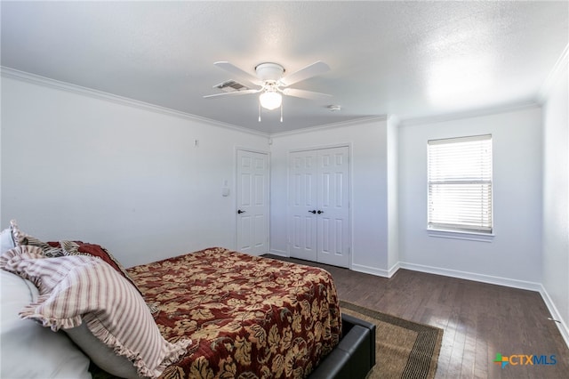 bedroom featuring ceiling fan, a textured ceiling, dark hardwood / wood-style flooring, and ornamental molding