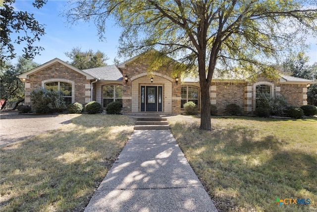 ranch-style house featuring a front yard